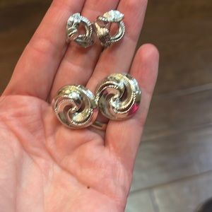 2 pairs of screw back earrings 🌟 bundle w other 🌟items 2/15$